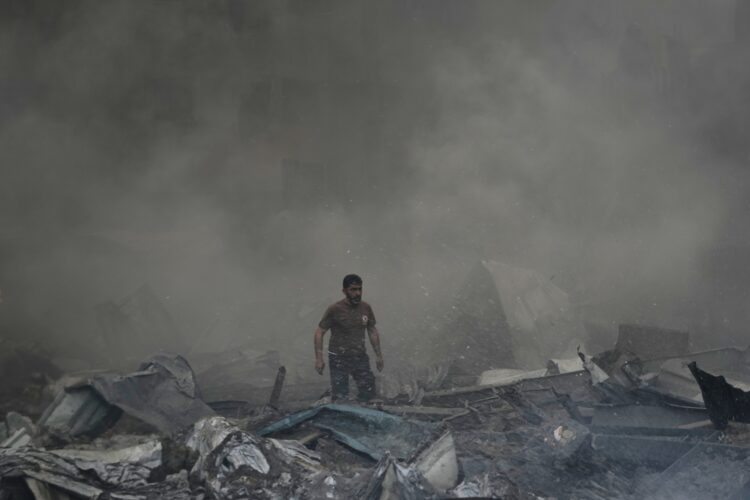 Ceasefire is threatened as Israel expands Lebanon strikes and Iran closes strait again